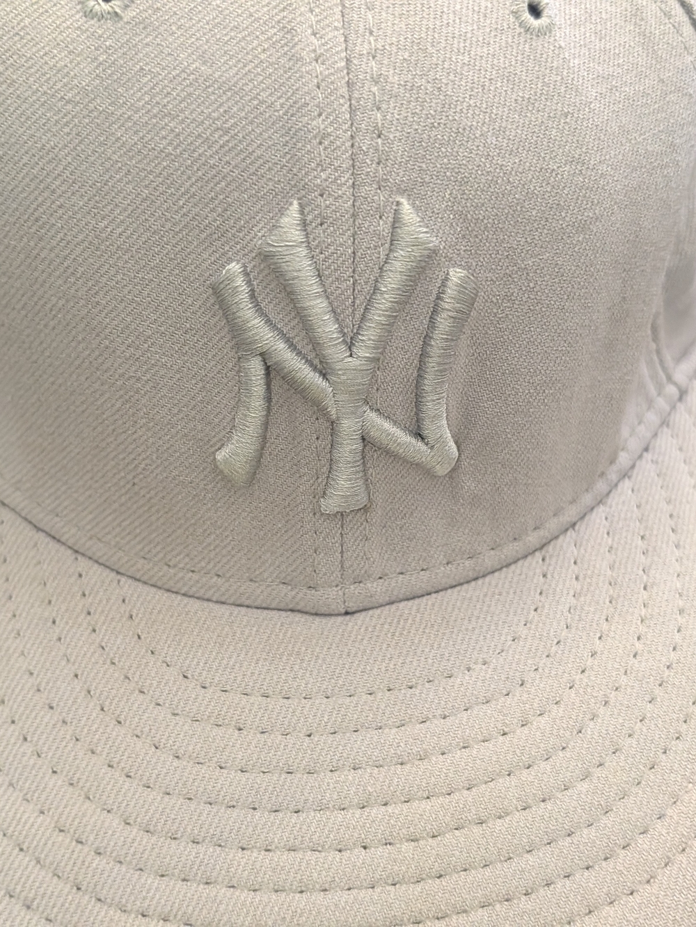 New York Yankees Embroidered Baseball Cap - Light Gray